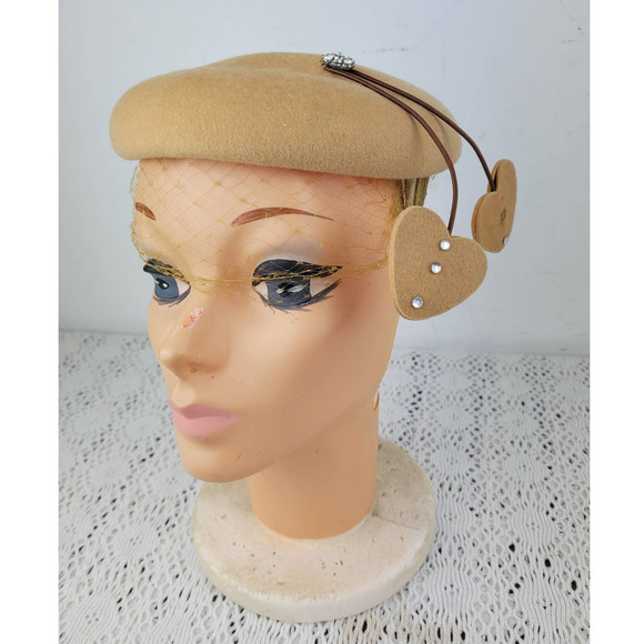Vintage 1940s / 1950s Tan Wool Hearts Rhinestones Net Mesh Beret Fashion Hat main image 5